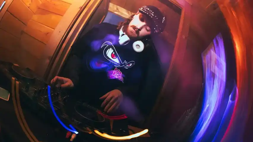 Contestant Image - La Civit